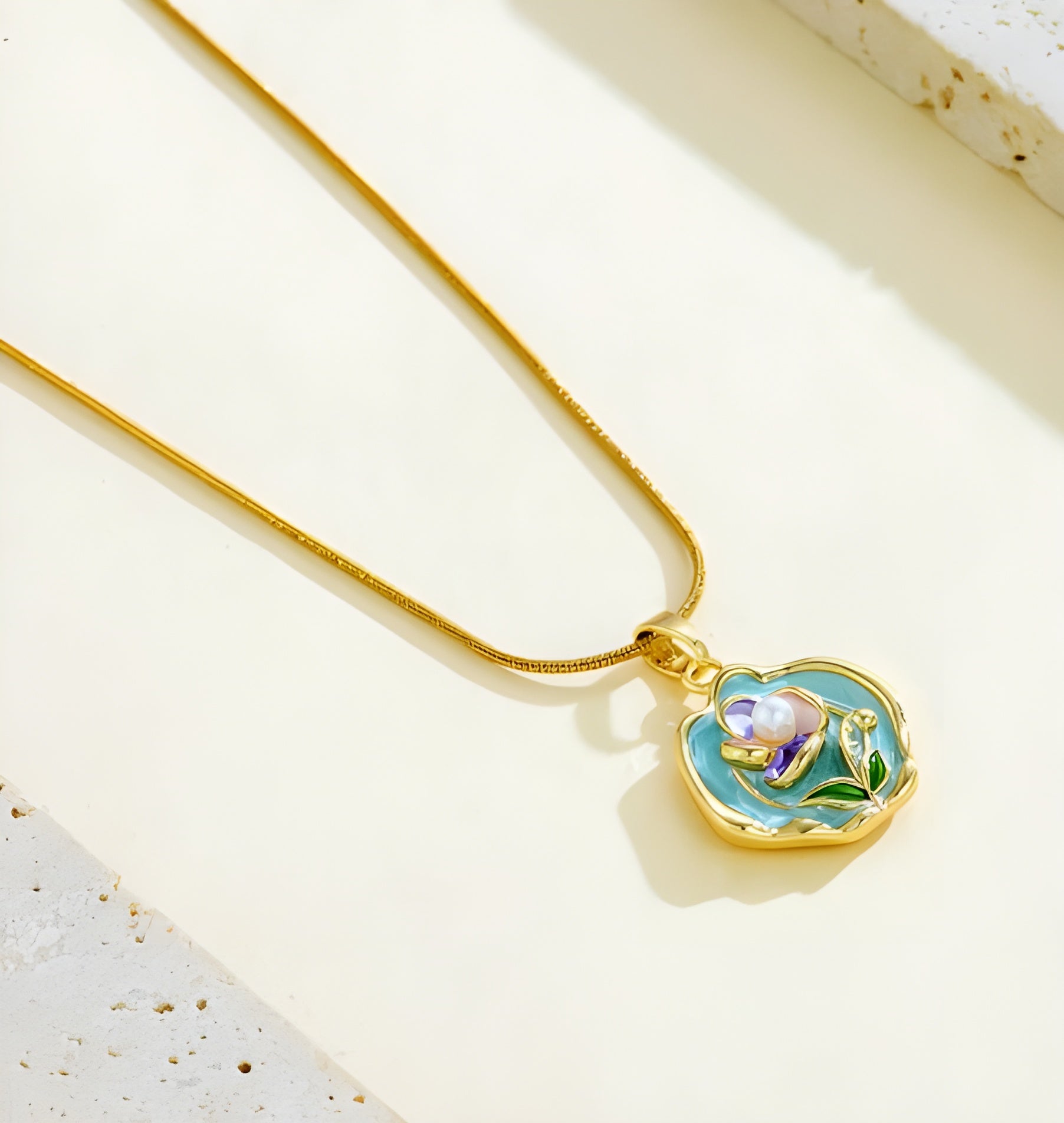 Chic Gold Turquoise Bee Pendant Necklace